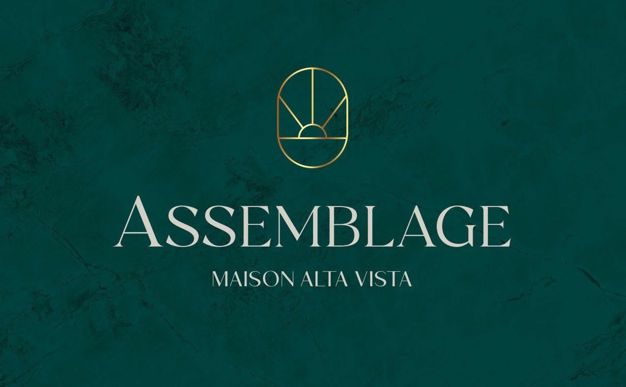 Green marble background with the text 'Assemblage Maison Alta Vista' and a geometric gold logo.