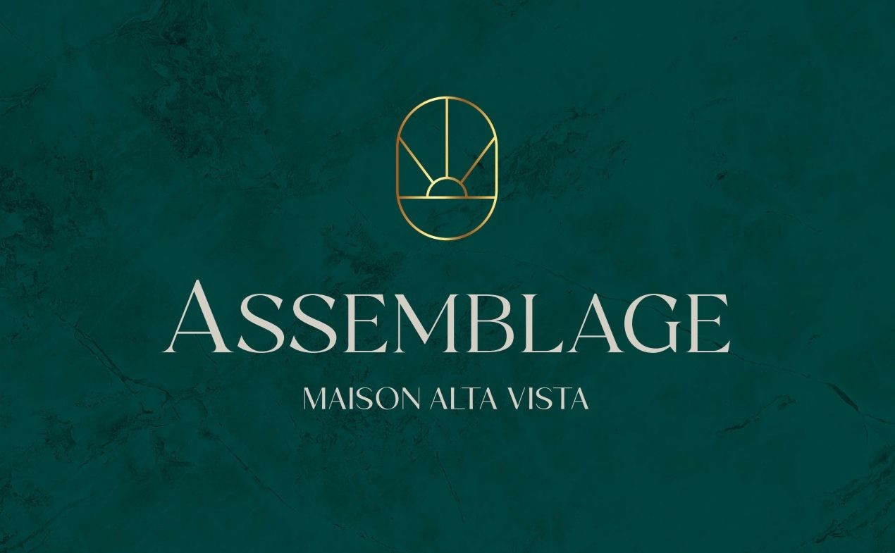 Dark green background with golden logo and text 'Assemblage Maison Alta Vista' in elegant font.