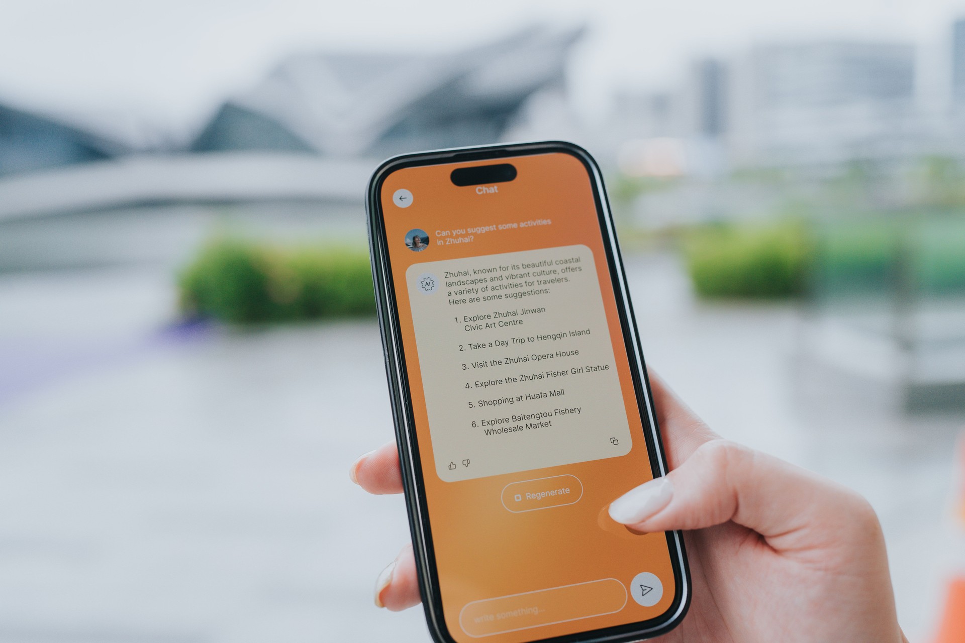 Las chicas felices de la Generación Z que hacen tavelling en Zhuhai, Gran Área de la Bahía, China, buscan un lugar para visitar y piden consejo a un asistente de IA en una aplicación móvil