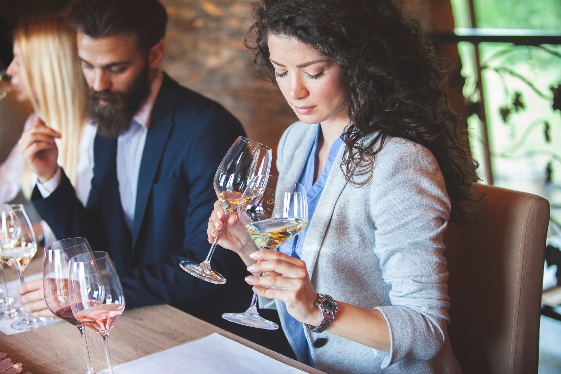 amigos haciendo una cata de vinos