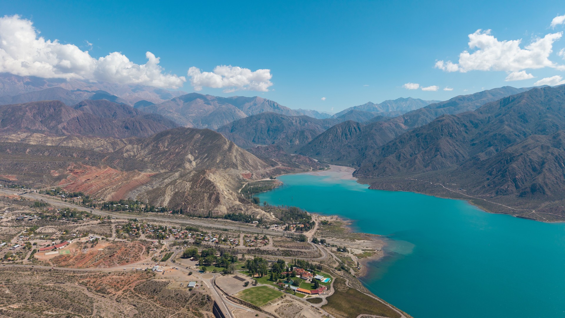 Vista aérea del Dique Potrerillos, Mendoza.