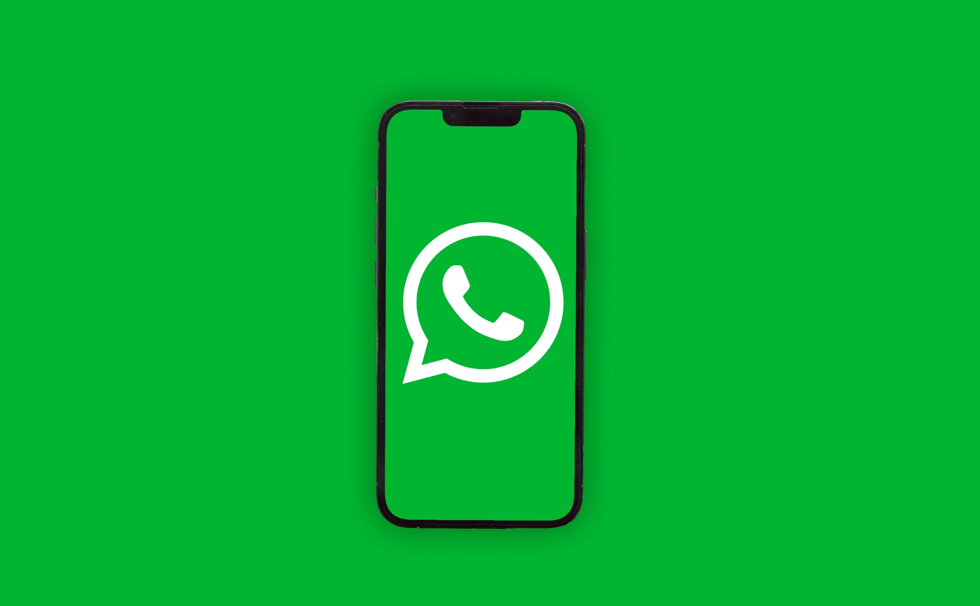 Icono de la aplicación WHATSAPP en la pantalla del teléfono inteligente sobre fondo verde. ADANA-TURQUÍA - 26-FEBRERO-2025