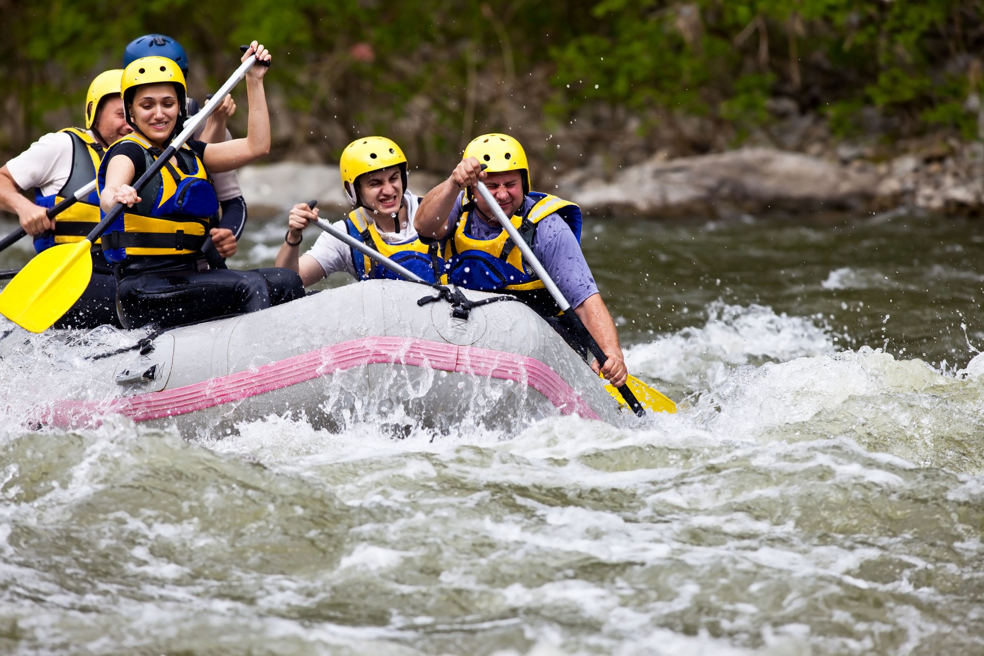 Personas "rafting" en aguas rápidas