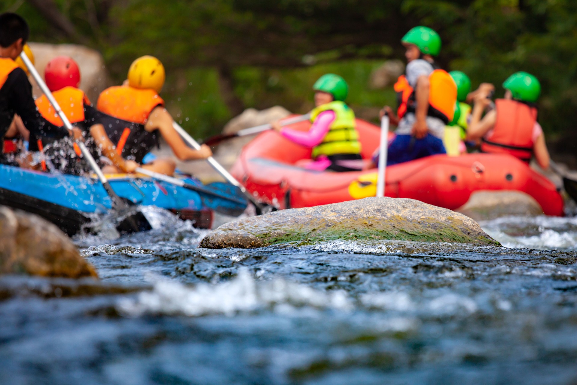 El primer plano del arrecife con un grupo de jóvenes está haciendo rafting